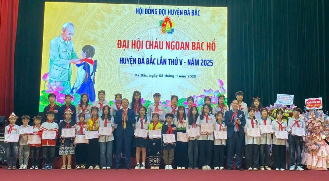 Ảnh  Đồng chí Nguyễn Thành Luân, Phó Bí thư Tỉnh đoàn Hòa Bình - Chủ tịch Hội đồng đội tỉnh; đồng chí Hoàng Văn Đảm, Phó Chủ tịch Thường trực Huyện ủy - Chủ tịch HĐND huyện trao tặng danh hiệu Cháu ngoan Bác Hồ cấp huyện cho các em thiếu nhi
